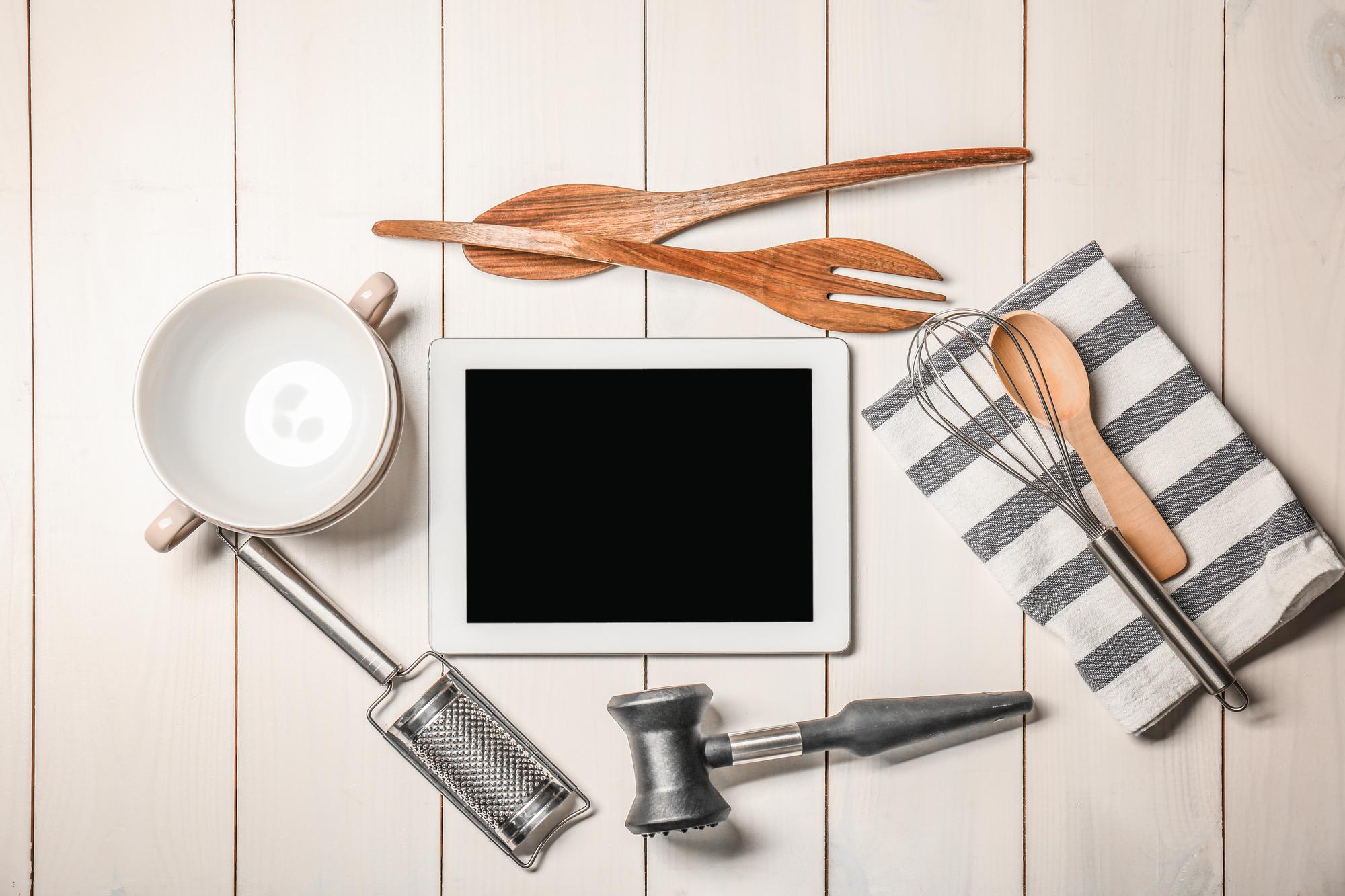 Set di attrezzi da cucina su tavolo minimal